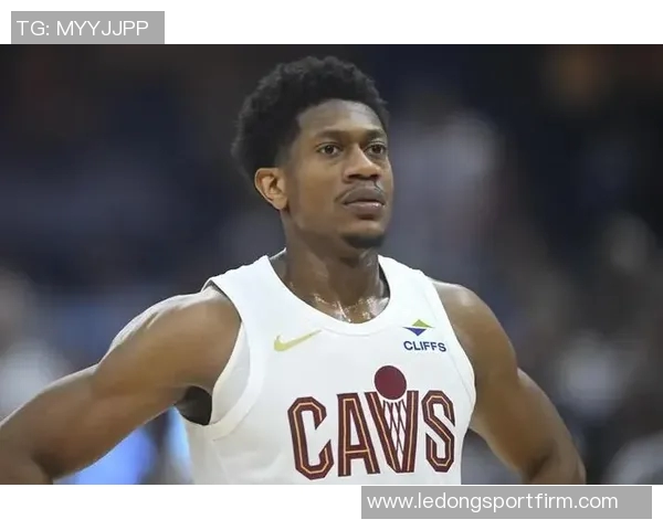 亨特表现出色三分球命中率高达57贡献17分4篮板4助攻正负值正面