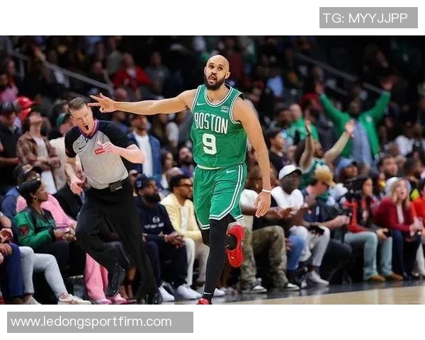 德里克怀特首节表现出色10投5中砍下12分助力球队正负值6