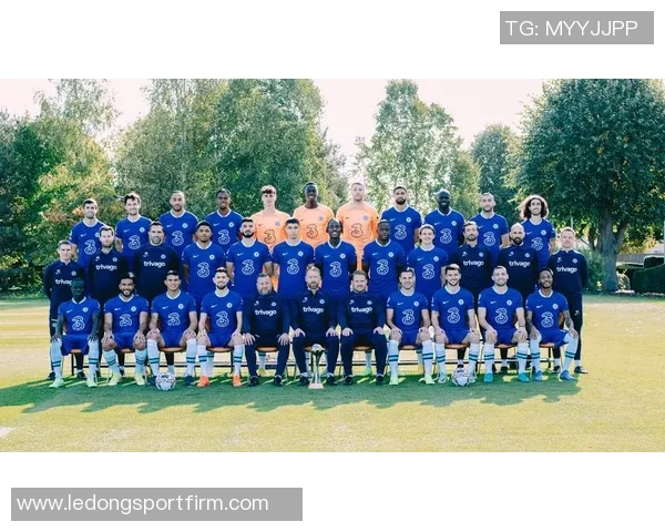 拜仁慕尼黑25-26赛季全家福展现新援风采与德超杯沙拉盘荣耀