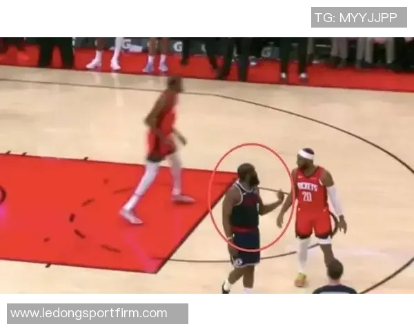 哈登失误未回头巴图姆踩线后失落卢指导直接选择离场