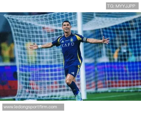 C罗回归利雅得胜利训练场备战新赛季展现斗志与激情