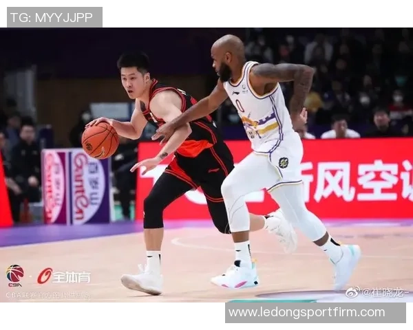 上海新援崔晓龙训练受伤将缺席揭幕战球队面临人员短缺挑战